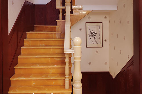 康定中式别墅室内汉白玉石楼梯的定制安装装饰效果